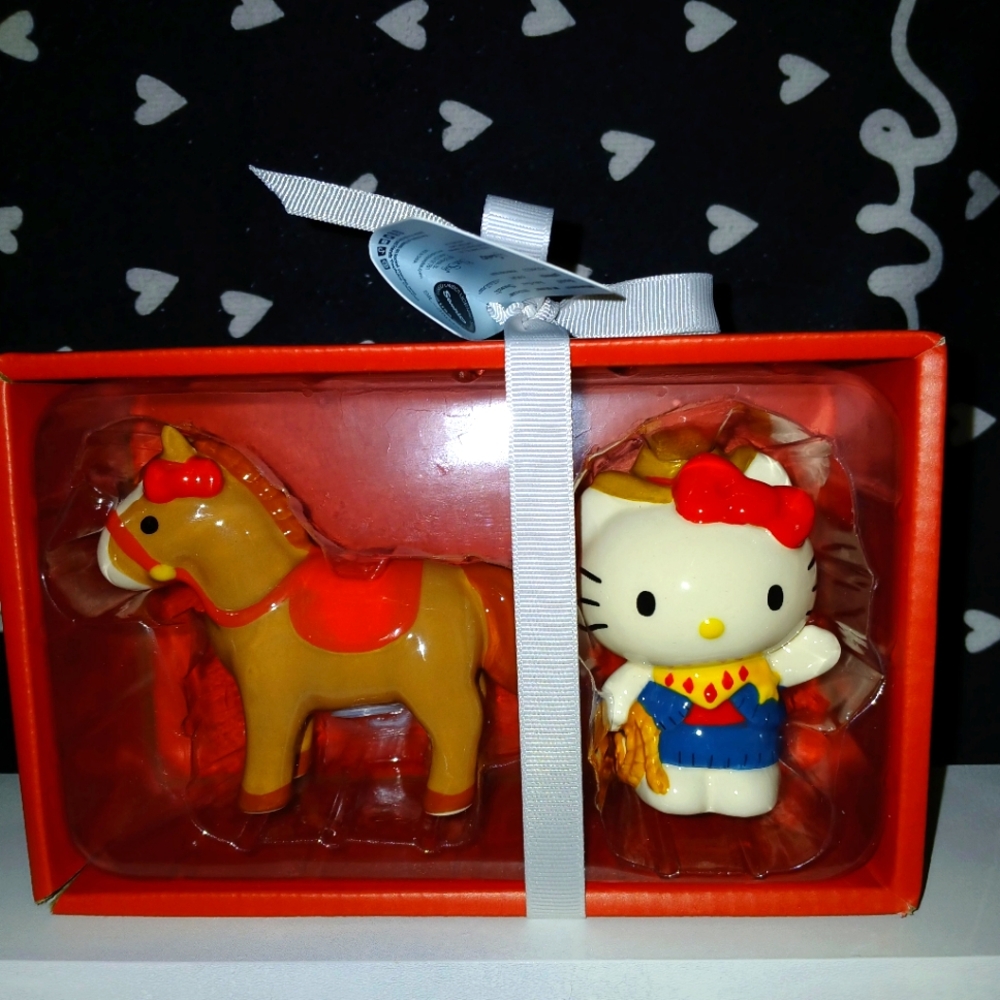 Hello Kitty salt and pepper shakers